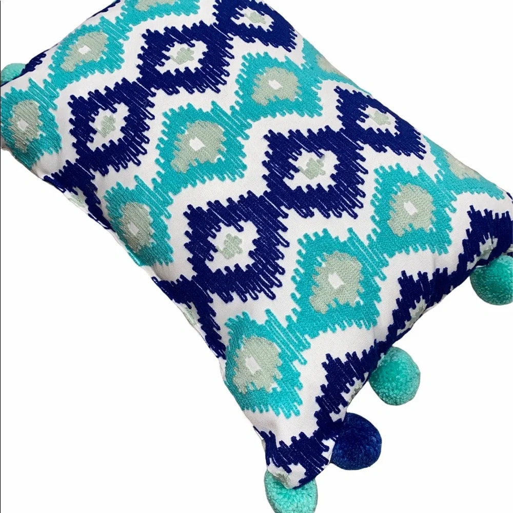 Oblong beachy throw pillow